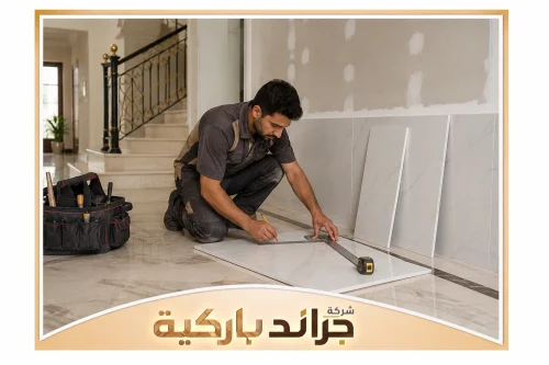 تصميمات بديل رخام في الرياض 0542860739 جراند باركيه فني يقيس ألواح بديل الرخام قبل تركيبها على جدار المدخل لضمان ضبط المقاسات واستقامة التشطيب.