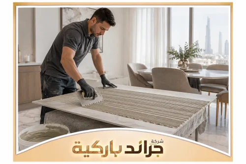 اسعار شركة تركيب بديل الرخام بالرياض 0542860739 جراند باركيه فني يوزع المادة اللاصقة على لوح بديل الرخام قبل تثبيته