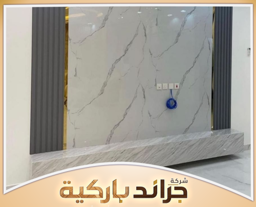 تركيب بديل الرخام التي نمنعها 0542860739 جراند باركيه تركيب بديل رخام مع ألواح جانبية داكنة وقاعدة ممتدة للأرضية، مع فتحات للأسلاك والمقابس.
