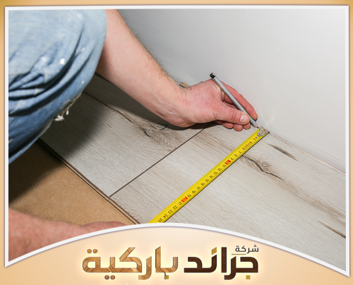 افضل شركة فك وتركيب الباركيه بالرياض 0542860739 جراند باركيه فني يقيس ويحدد ألواح الباركيه بدقة، يعكس جودة واحترافية جراند باركيه في تركيب باركيه بالرياض.