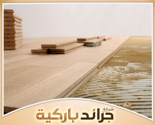 أسعار تجهيز الأرضية قبل تركيب الباركيه 0542860739 جراند باركيه تبرز هذه الصورة استخدام أدوات ميكانيكية احترافية لشد وتثبيت ألواح الأرضيات الخشبية الجديدة.