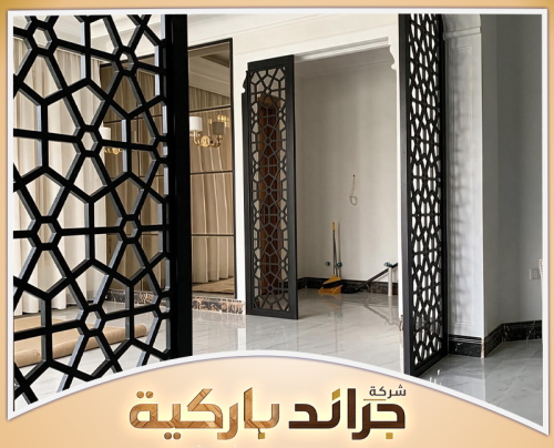 بارتشن جبس بورد بالرياض | 0542860739 جراند باركيه بارتشن أسود بزخارف هندسية، يفصل مدخل المنزل عن الغرف الداخلية الواسعة في الرياض.