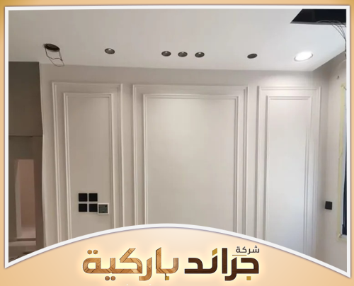 ارخص معلم ديكورات فوم بالرياض 0542860739 شركة جراند باركية يعمل الفني على تركيب ديكورات الفوم الحديثة مع ضبط القياسات لضمان جودة التنفيذ النهائي.