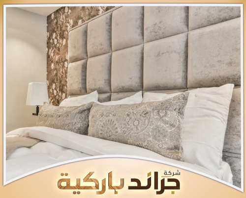 تواصل لتفصيل هيد بورد بالرياض 0542860739 تركيب هيد بورد بالرياض بتصميم مبطن من وحدات مربعة كبيرة باللون الرمادي الفاتح، مع تشطيب ناعم.