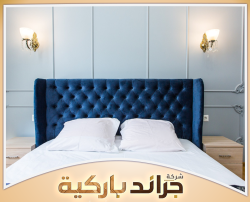 جراند باركيه لتركيب هيد بورد بالرياض – احجز الآن 0542860739 تركيب هيد بورد بالرياض بتصميم مخملي أزرق فاخر ونقشة كابوتونيه بأزرار غائرة، مع جوانب مرتفعة.