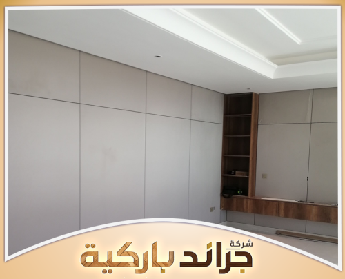 اطلب فني تركيب بديل شيبورد بالرياض0542860739 تنفيذ بديل شيبورد بالرياض على جدار داخلي بألواح كبيرة بلون محايد، مع خطوط فاصلة سوداء وإضاءة علوية
