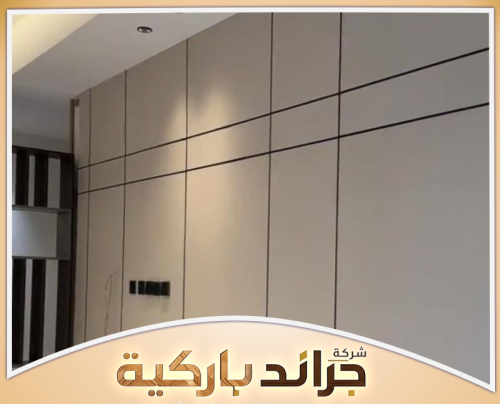 تواصل لتركيب جدران بديل شيبورد بالرياض 0542860739 تركيب بديل شيبورد بالرياض على جدار داخلي بألواح كبيرة بلون هادئ، مع فواصل سوداء أفقية ورأسية وإضاءة علوية